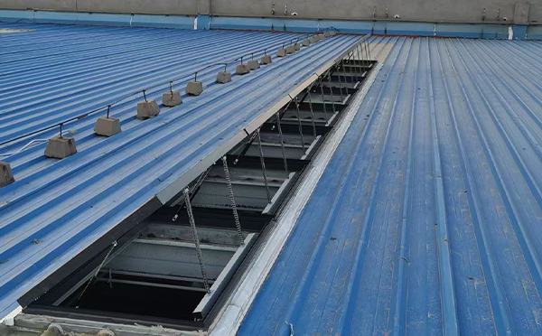 某城市大型商业综合体中庭陈仓排烟窗工程